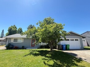 Building Photo - 112 Hickory Dr