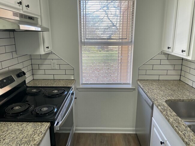 Foto del edificio - Totally updated 2 bedroom 1.5 bath Town ho...