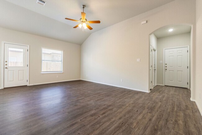 Foto del edificio - AVAILABLE NOW! GORGEOUS 3 BEDROOM DUPLEX LOCATED IN CONVERSE, TX!