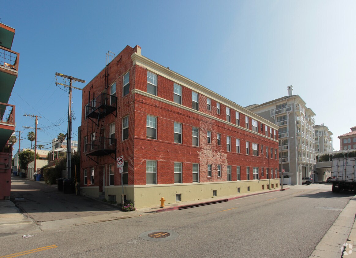 3 Vicente Ter, Santa Monica, CA 90401 Apartments in Santa Monica, CA