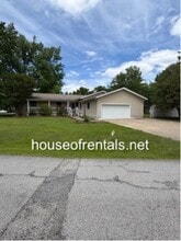Building Photo - 1004 Mockingbird Ln