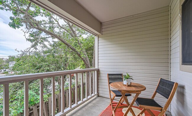 Building Photo - Furnished 2 Bed 2 Bath Condo in the Heart ...