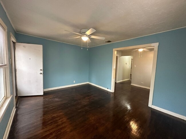 Building Photo - 2-BEDROOM DUPLEX IN MAHNCKE PARK