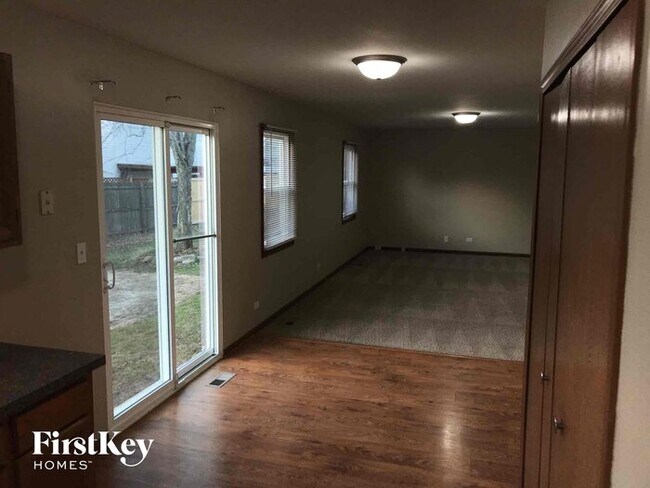 Building Photo - 2017 Willow Ridge Dr