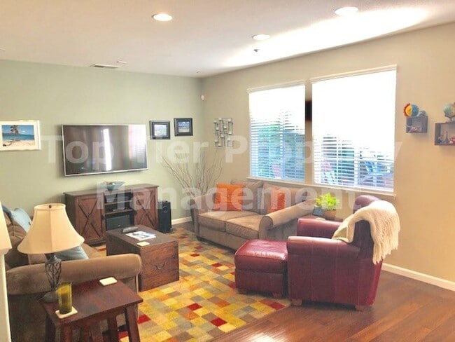 Building Photo - Very nice 4 bed, 2.5 bath, 1,885 sqft duet home in Concord available January 30th for lease!