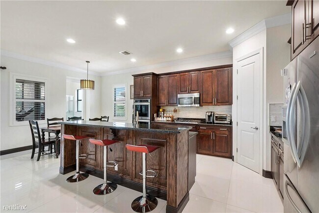 Building Photo - 6 br, 5.5 bath House - 8045 NW 115th Way