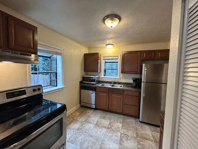 Foto del edificio - Great Location! 3 bed/ 1BA W/ Garage in Tacoma! 50% Off Rent during your second month!