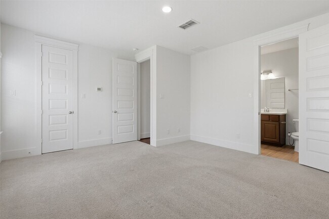 Building Photo - 821 Algona Ave