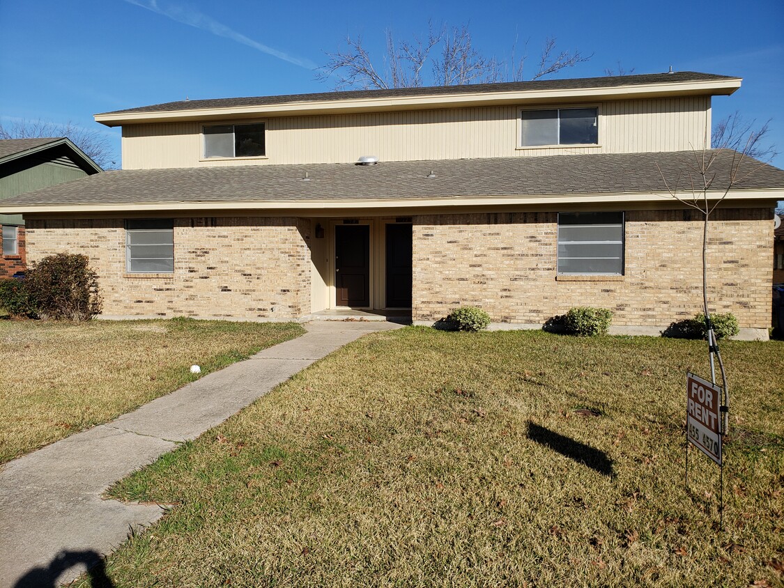 Spacious 3 BR duplex across the street from Travis Elementary and Intermediate school. - 3104 Stanford St