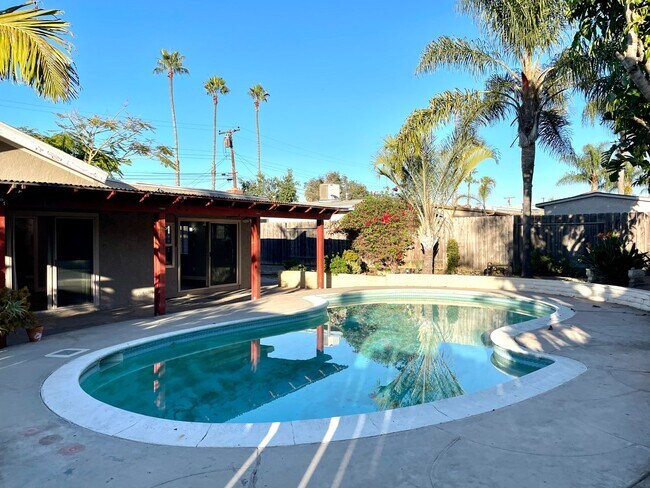 Building Photo - Gorgeous Updated 3B/2BA Home w/ 2 Main Roo...