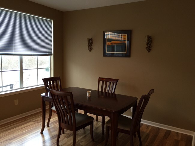 Foto del edificio - 721 Woodland Creek Way