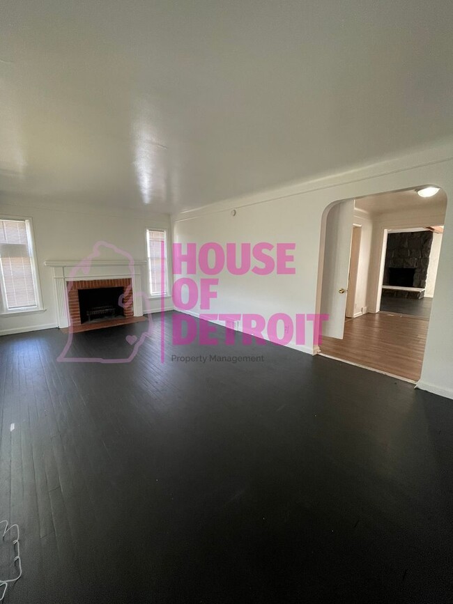 Building Photo - 3 BEDROOM 2 BATH BUNGALOW FREE PRE-SCREEN