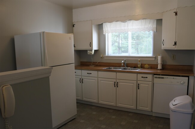 Building Photo - 1115 Cranbrook Dr