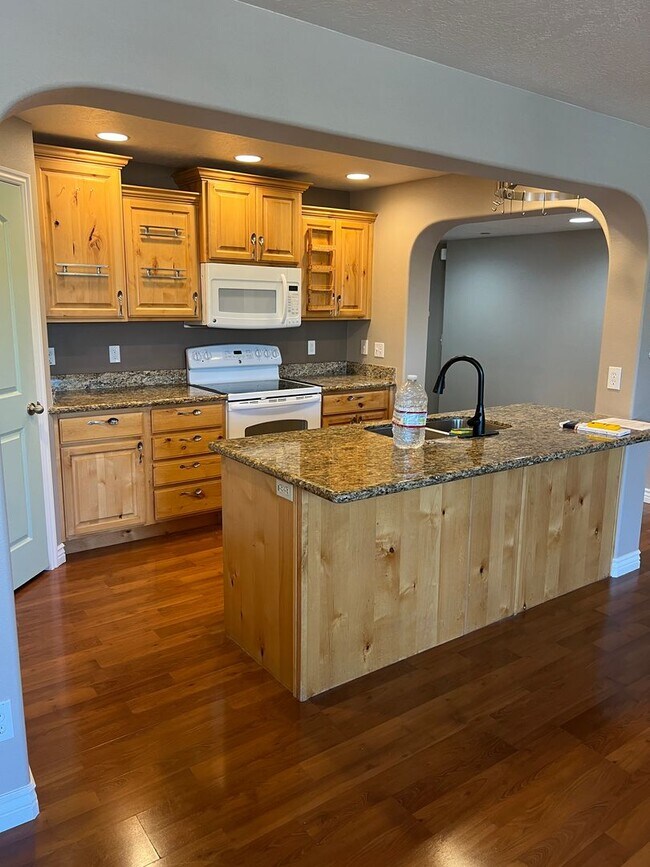 Building Photo - Beautiful Daybreak Condo