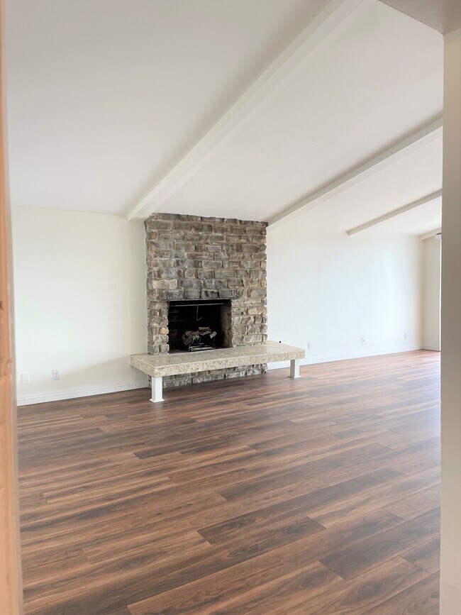 Building Photo - 116 N Western Ave