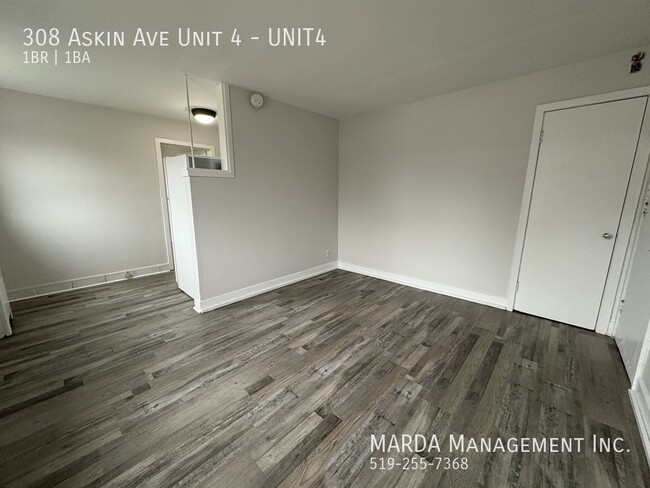 Building Photo - NEWLY RENOVATED 1-BEDROOM/1BATH APARTMENT ...