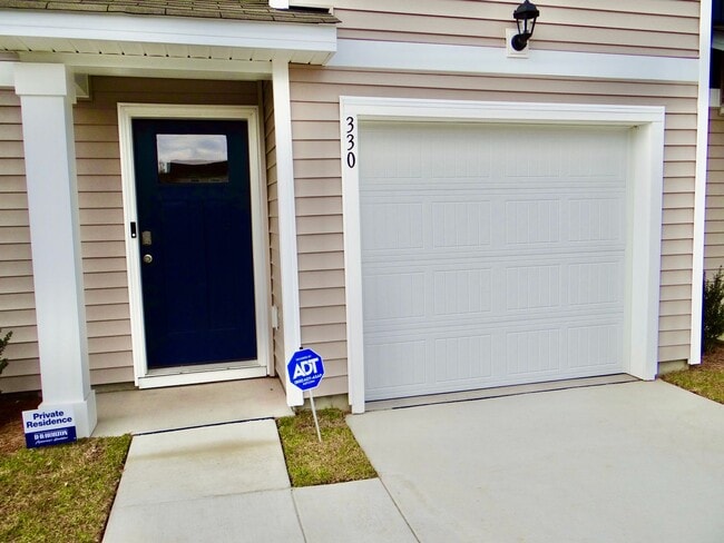 Building Photo - All Inclusive Seasonal Rental Available January 5-March 31st.