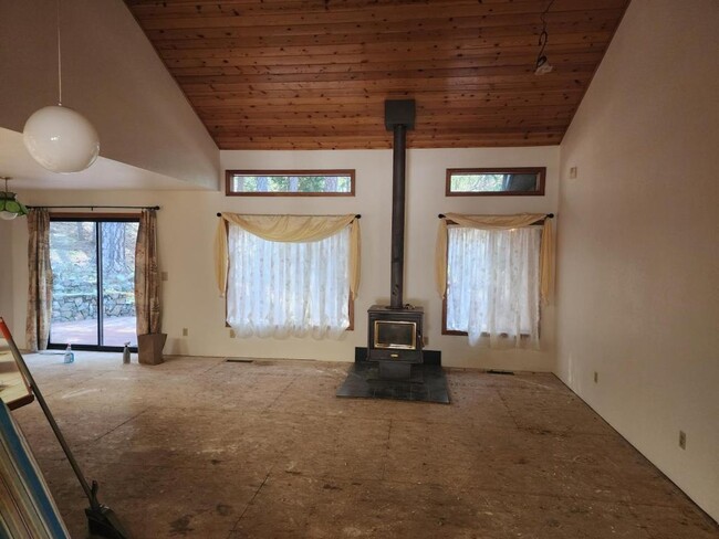 Building Photo - 860 Leavitt Ln