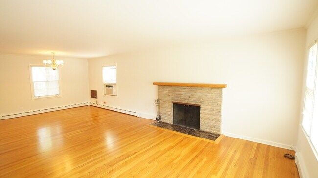 Building Photo - 1704 Lake Ave