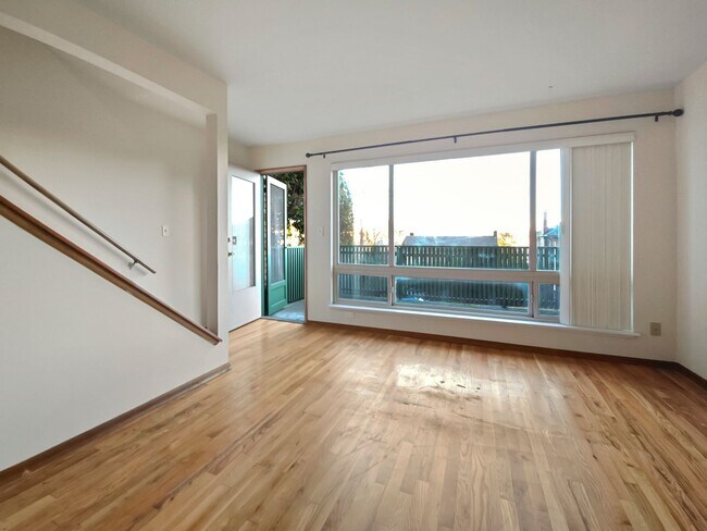 Foto del edificio - Charming 2BR/1BA Townhome with Covered Par...