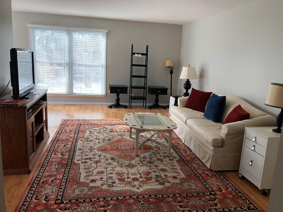 837 Garfield Ave Unit A, Libertyville, IL 60048 Condo for Rent in