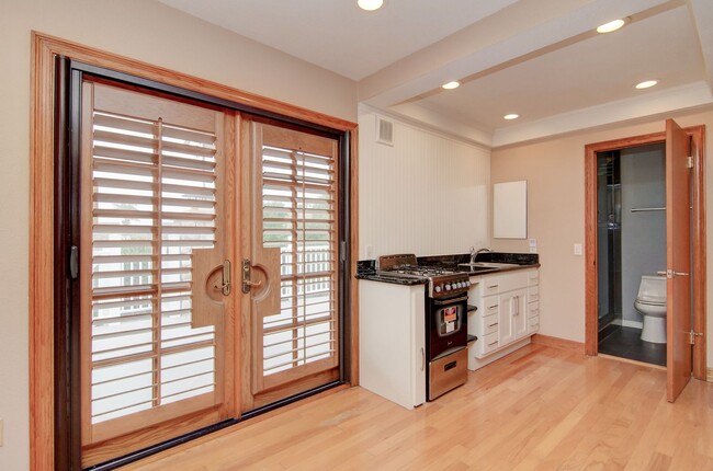 Building Photo - Superb Studio Near the Beach and Goldenwes...