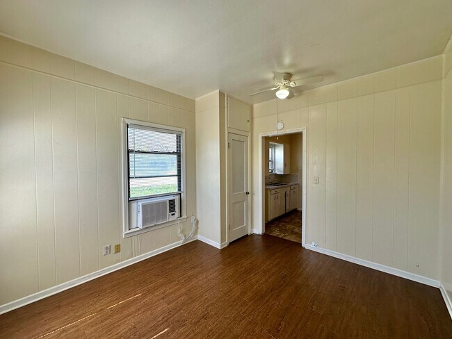 Building Photo - 607 Sutton Dr