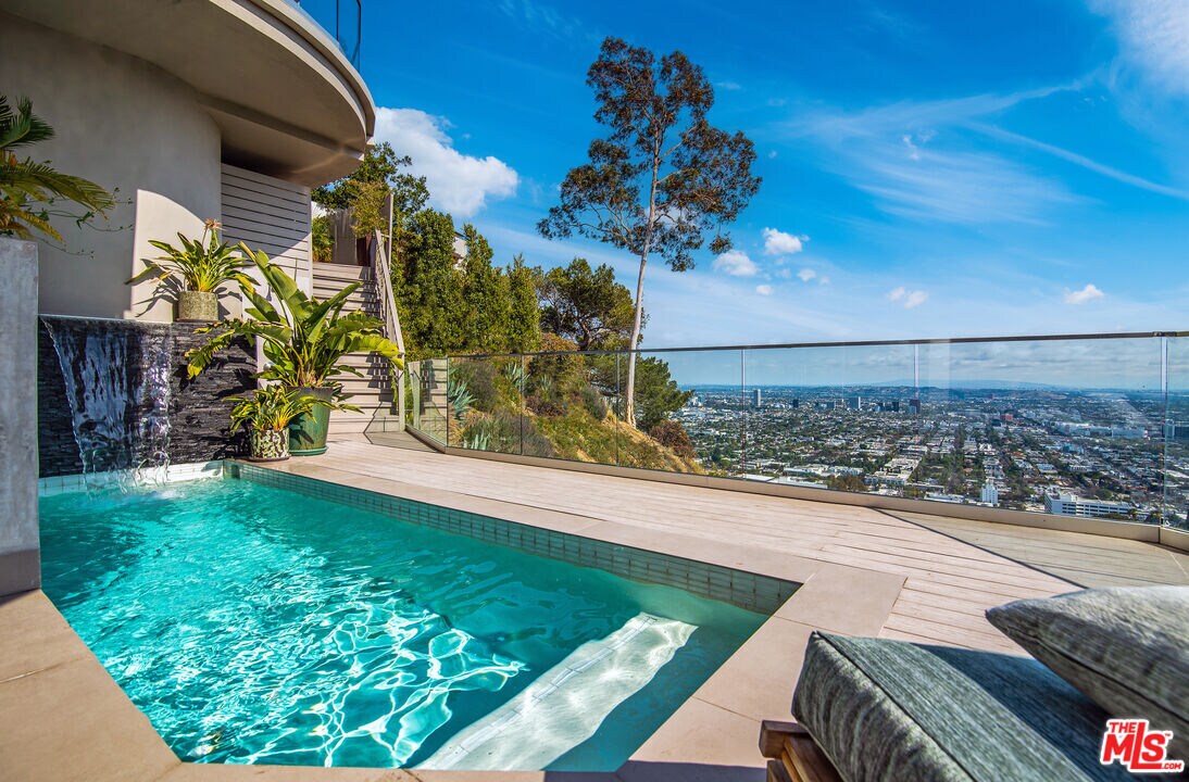 Foto principal - 8572 Hillside Ave