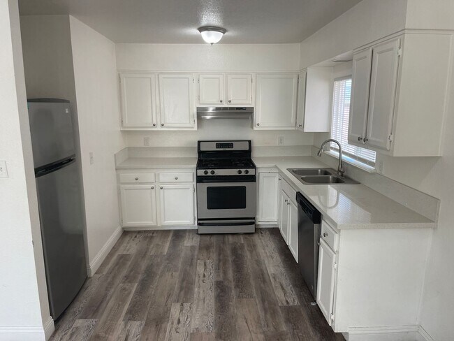 Foto del edificio - 2 BEDROOM 2 BATH, SECOND  FLOOR UNIT, NO CARPET, NEAR NELLIS AFB!