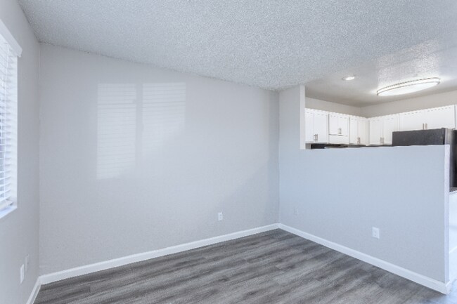 Foto del edificio - 145 W Pioneer Pkwy