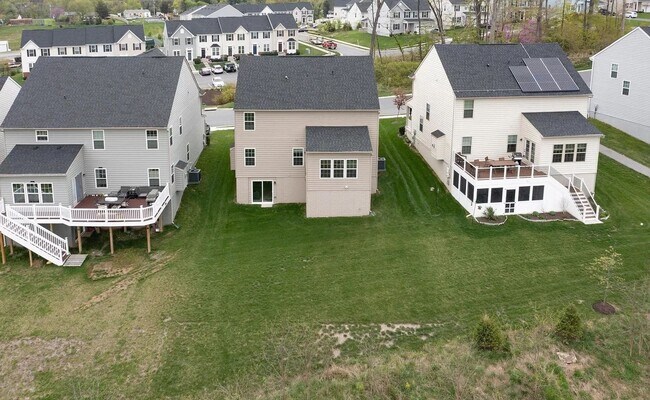 Building Photo - Beautifully maintained SFH in convenient F...