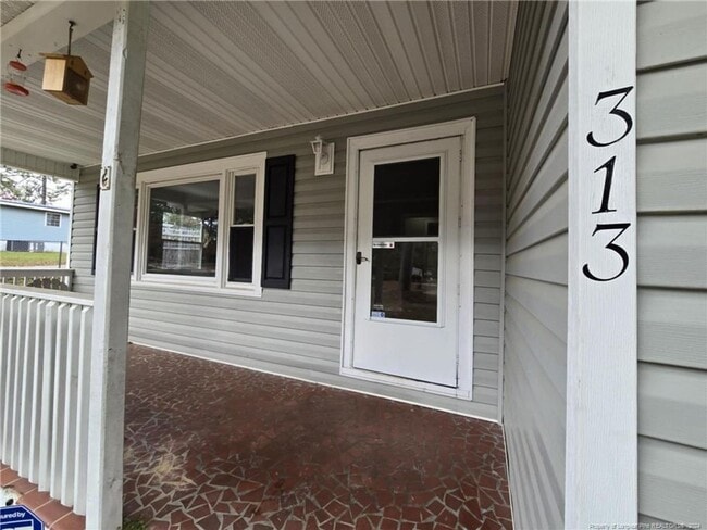 Building Photo - 3 BEDROOM CONVENIENT TO 295!
