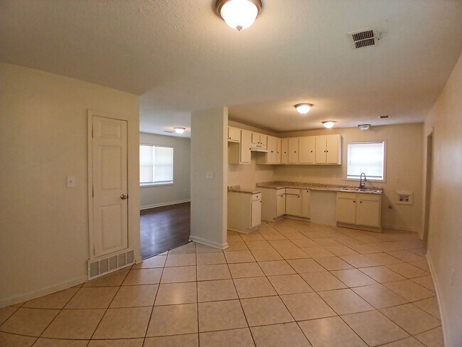 Foto del edificio - Remodeled 3 Bedroom 1 Bath | Westwood | 1/2 Off The 1st Month's Rent