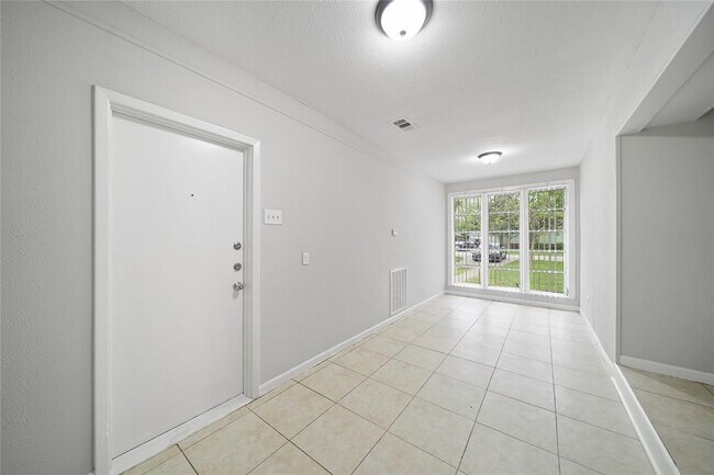 Foto del edificio - 6730 E Bayou Dr