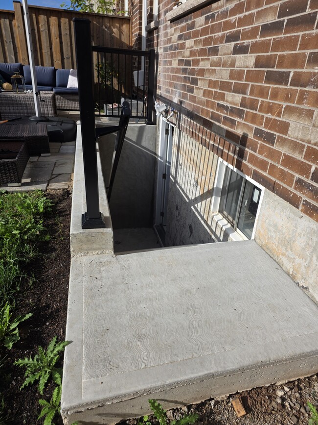 Building Photo - 180 Beaveridge Av