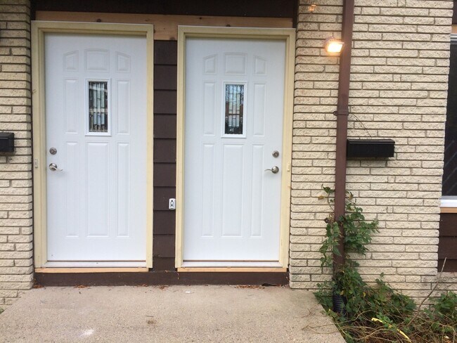 Foto del edificio - Updated Madison West townhomes - stainless appliances and many other upgrades