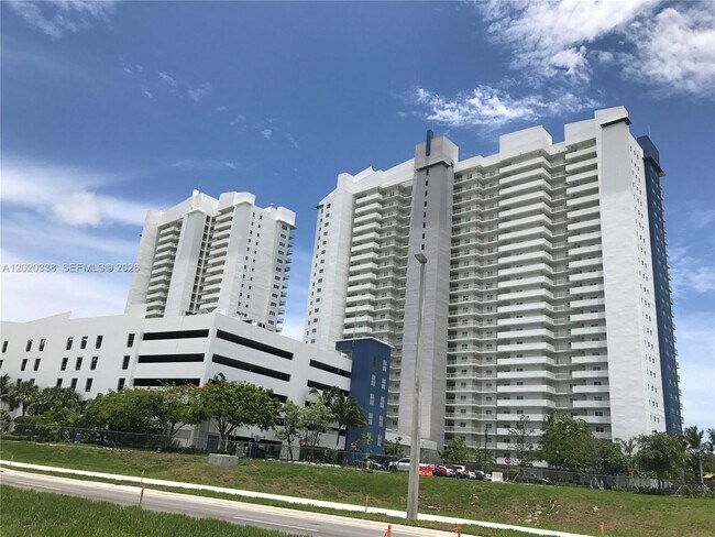 Foto del edificio - 14951 Royal Oaks Ln