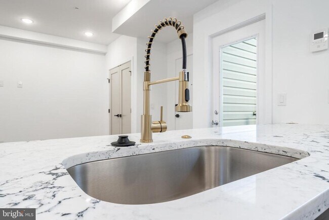 Foto del edificio - 608 S American St