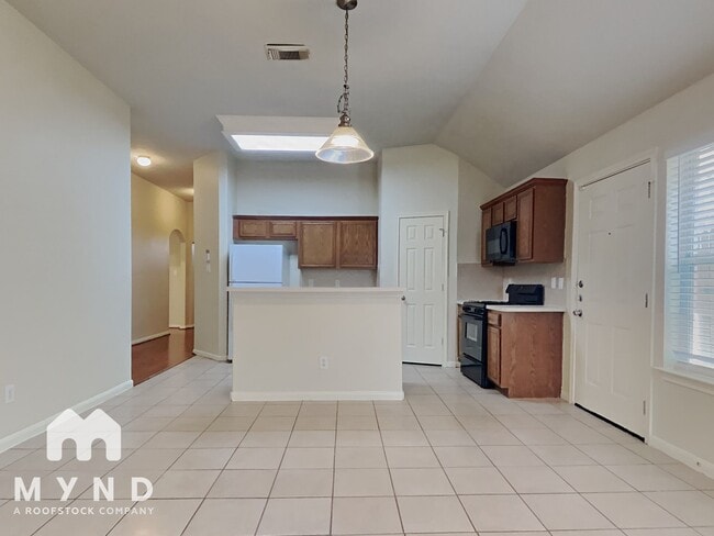 Building Photo - 807 Forest Star