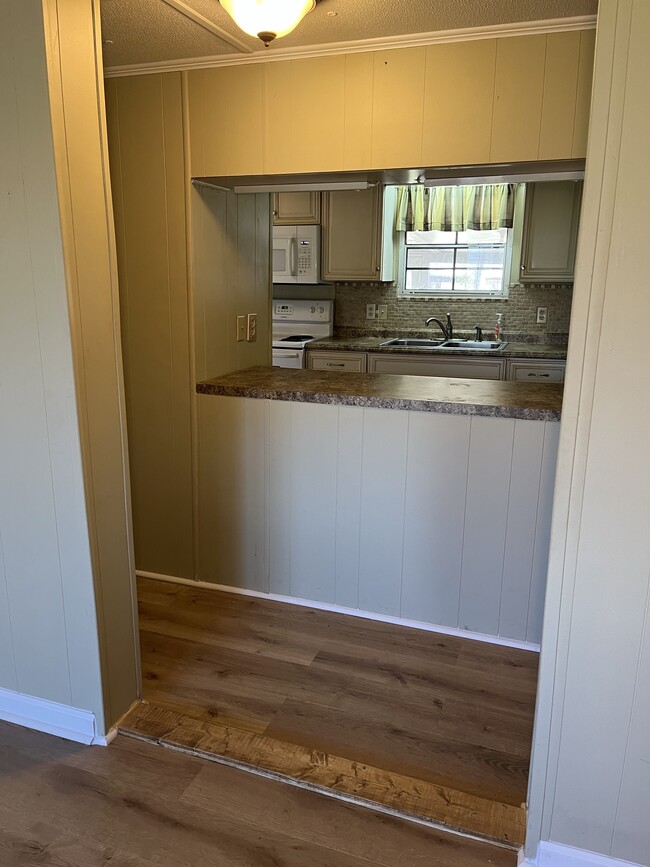 Living open to kitchen - 2215 Wildcat Creek Rd