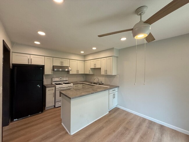 Building Photo - Updated Townhome in Coon Rapids!!  3bed/2bath
