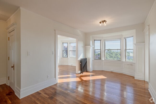 1BR, 1BA - 542SF - The Mercier - Living Room - The Amo
