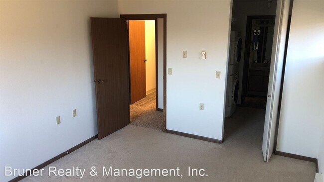 Building Photo - 2 br, 1.5 bath House - 5331 Brody Drive, #102