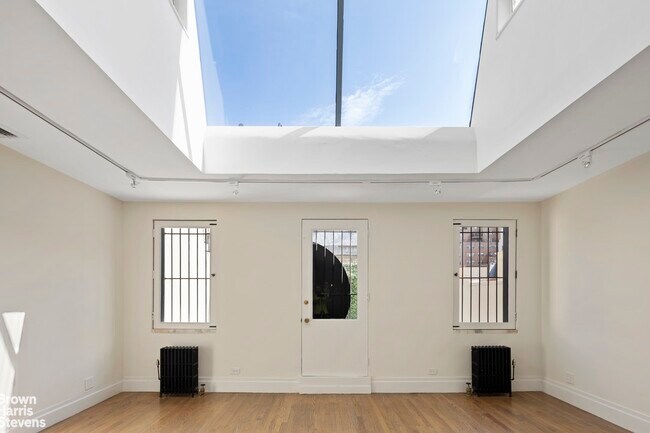 Building Photo - Beautiful Office Units in Townhouse