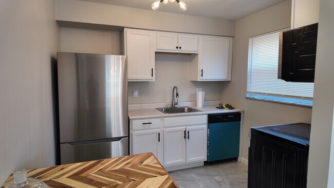 Foto del edificio - Stylishly Updated 2-Bedroom Apartment in the Heart of Pleasant Ridge
