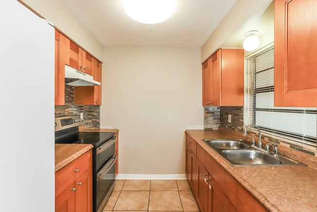 Foto del edificio - 1901 Derbywood Dr