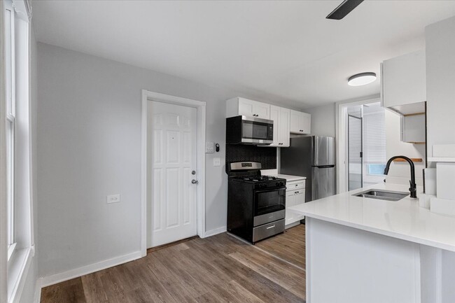 Building Photo - Recently Renovated 2-Bed/1-Bath with In-Un...