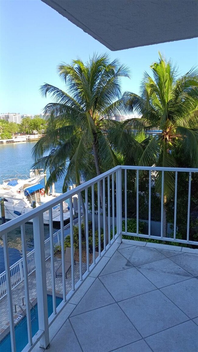 Foto del edificio - 9721 E Bay Harbor Dr