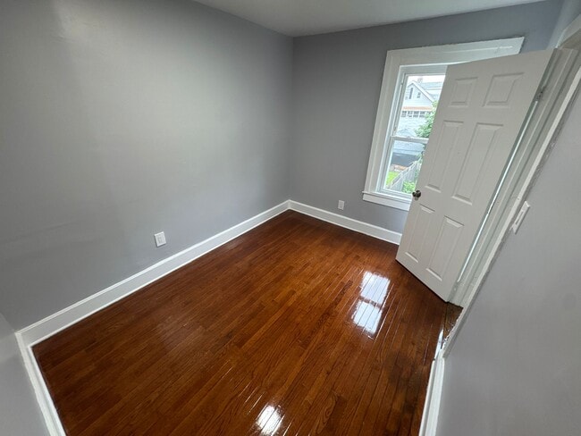 Building Photo - 15 Hallock St