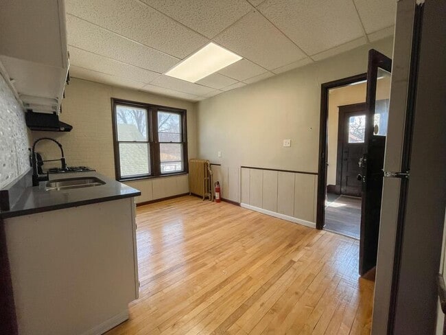 Building Photo - 1208 Reaney Ave E